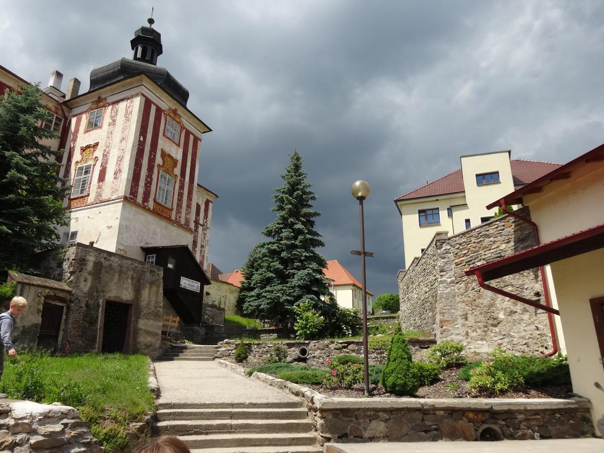 Hostinec U Janatu S Ubytovanim Cestin Экстерьер фото